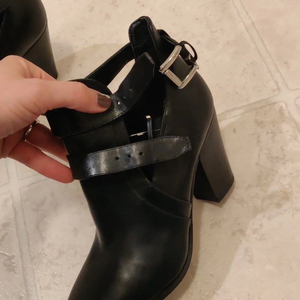 Michael Michael Kors Walden Black leather ankle, buckle boots sz 7 M - Picture 12 of 12